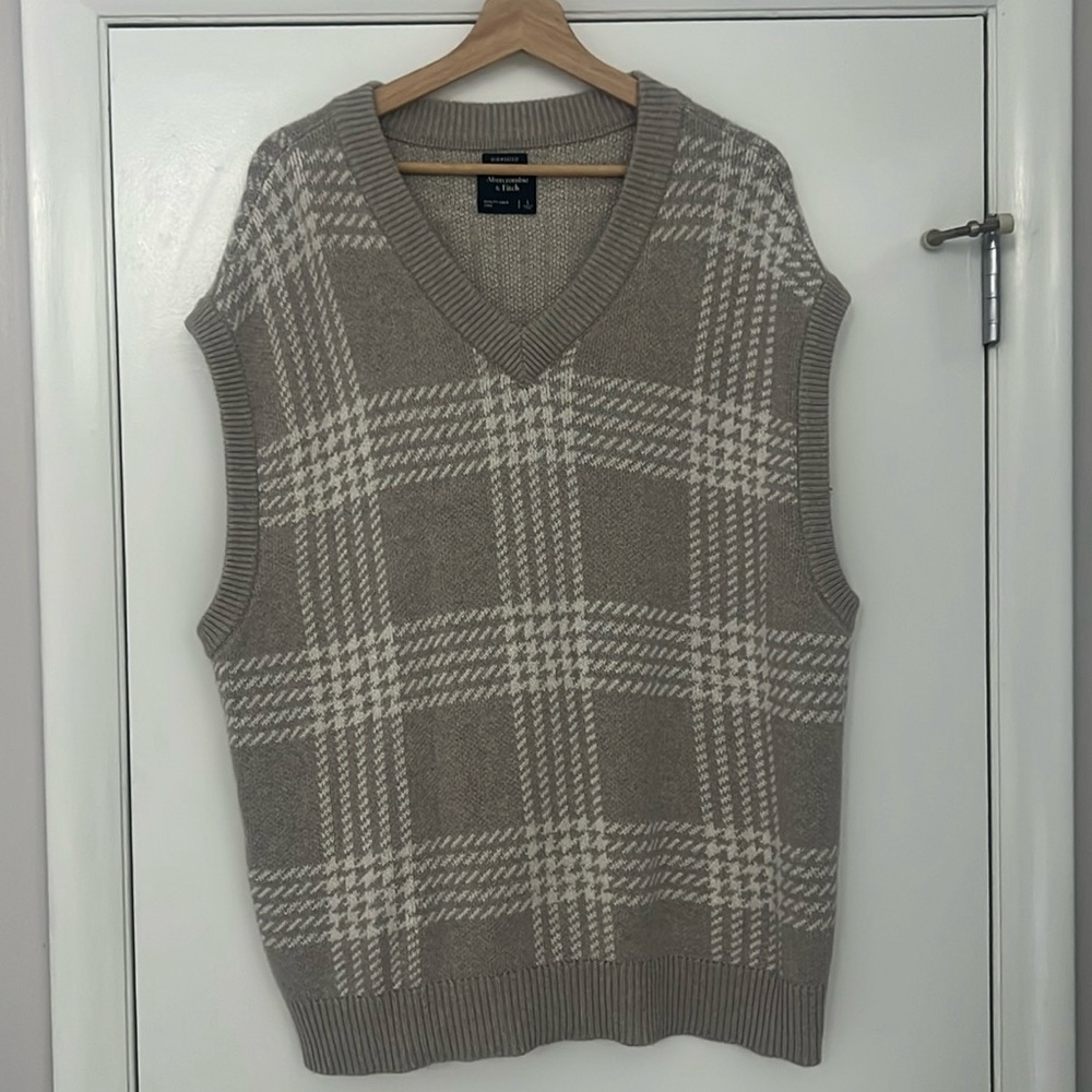 Oversized Abercrombie vest cutoff. Soft material